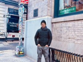 El tresarroyense, músico entre varias aficiones, en la esquina Charly García