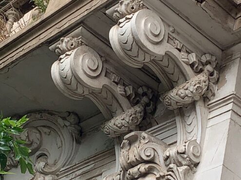 Detalles de la arquitectura que ostenta Tres Arroyos