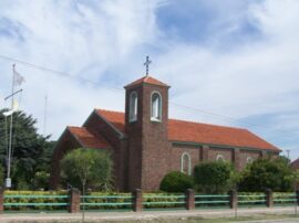 La capilla María Auxiliadora, en pleno centro claromequense, un templo de fe para los locales y también para los turistas