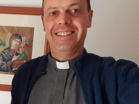 El nuevo párroco de Claromecó se llama Juan Francisco Palacio. Viene de Bahía Blanca, de madre bahiense y padre sanjuanino