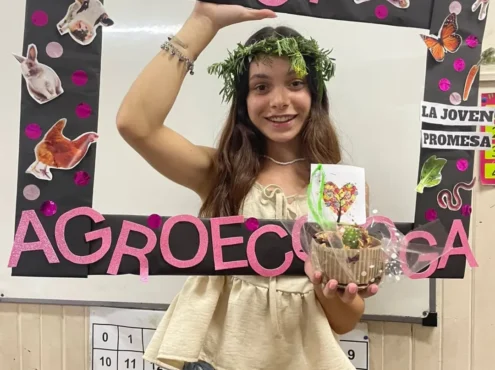 Iara Catalina es la primera agroecóloga formada en Tres Arroyos, un logro que la lleva a levantar su bandera y abrir caminos para que los vienen detrás