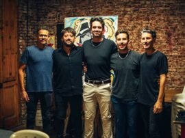 Arlequines junto al productor de su nuevo disco, Albano Barzan
