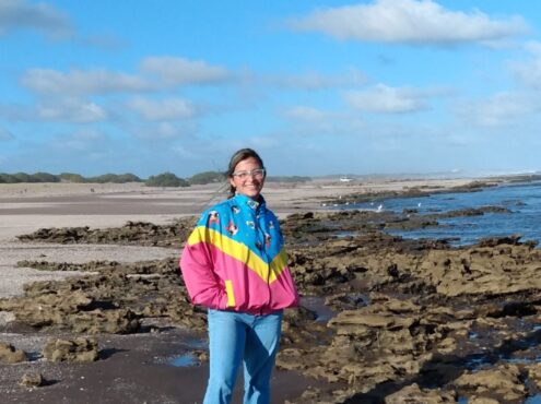 Tras semanas de dolor, la estudiante de Ciencias Geológicas Ana Alonso viene a traer un poco de esperanza por la playa de Claromecó