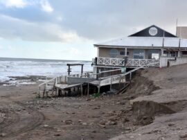 La imagen de la playa irreconocible, cubierta por una densa capa de piedras, conmocionó a los habitantes del pueblo