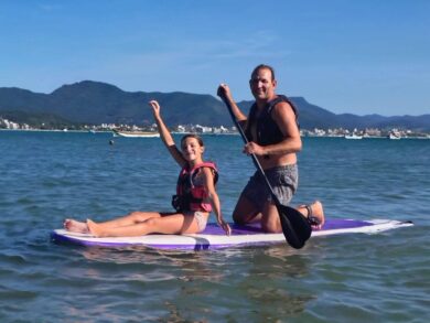 Padre e hija disfrutando del mar en kayak
