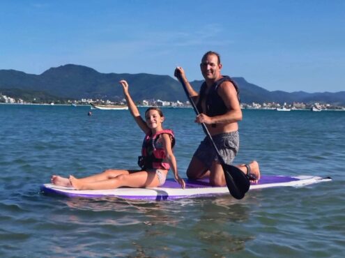 Padre e hija disfrutando del mar en kayak