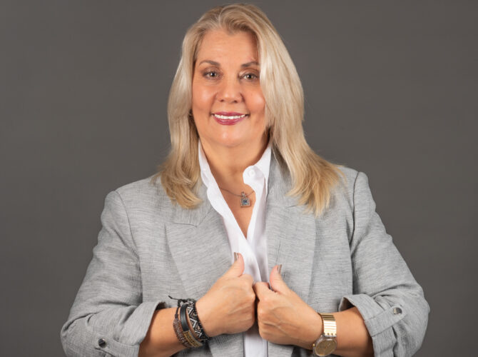 Licenciada en Psicología, Susana De Francesco se especializó en los últimos años en Migraciones, y es flamante columnista de la prestigiosa revista Caras en su versión digital