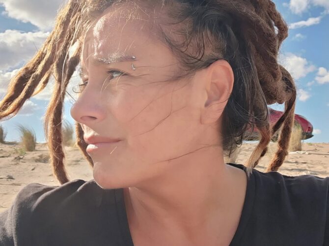 Para Andrea Despósito, el regreso a Claromecó significó una oportunidad. Allí puso en marcha Mamá Cabra, su agencia de comunicación visual