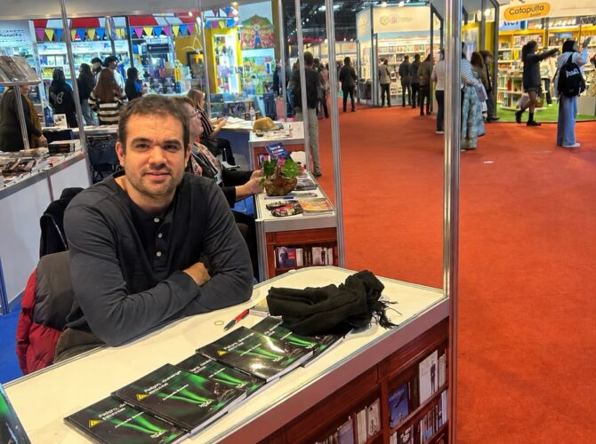 Sande presentó su libro en la Feria Internacional de CABA y ahora vendrá a la Biblioteca Sarmiento