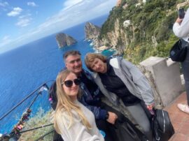 Melina con sus padres, Alfredo y Claudia, en la Costa Amalfitana