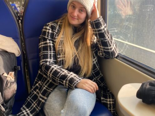 El frío se siente más en la zona europea donde vive y además pasea Melina; en este caso, en un tren rumbo a los Países Bajos