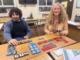Irene Sentis, su alumno Sebastián Dop y los bloques. En el frente tienen el símbolo fonético, y en el reverso el atajo de teclado y su indicación en Braille