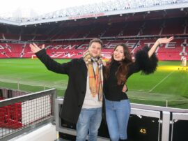 La tresarroyense y su novio en la cancha del Manchester United